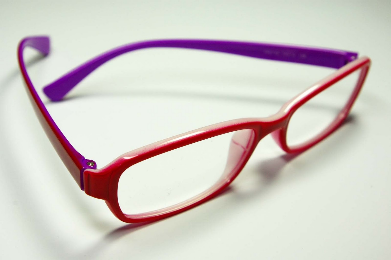 A Brief Overview of Five Popular Brands of Eyeglasses
